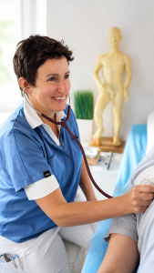 1a Bild 2026 Caren Praxis mit Patient Stetoskop Ki optimiert
